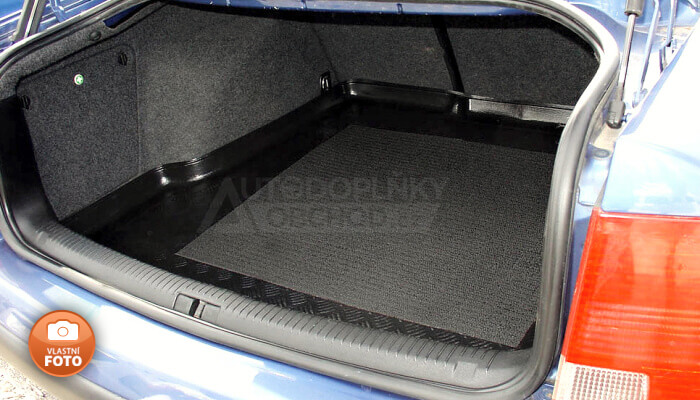 Vana do kufru přesně pasuje do zavazadlového prostoru modelu auta VW Passat B5 4D 96--04 sed